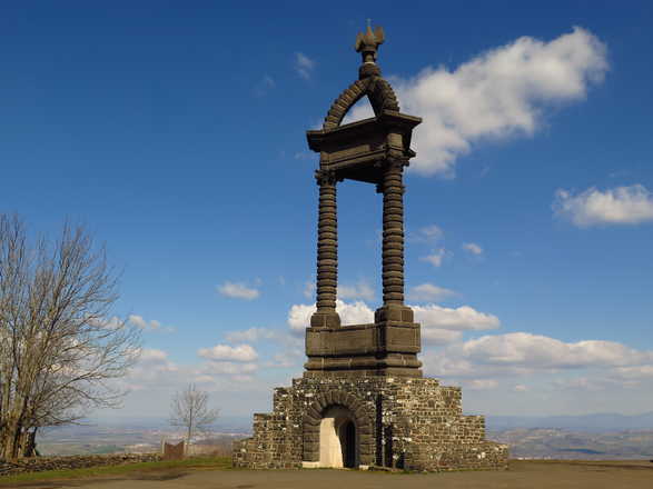 Monument Gergovie séjour Mont D'Arverne Auvergne