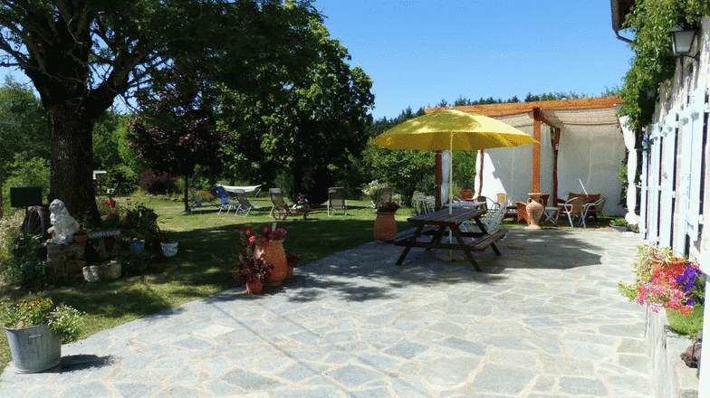 Terrasse du gîte de connexion nature en Auvergne