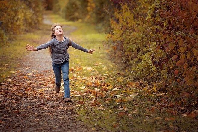 Enfant balade et foret aux couleur d'automne
