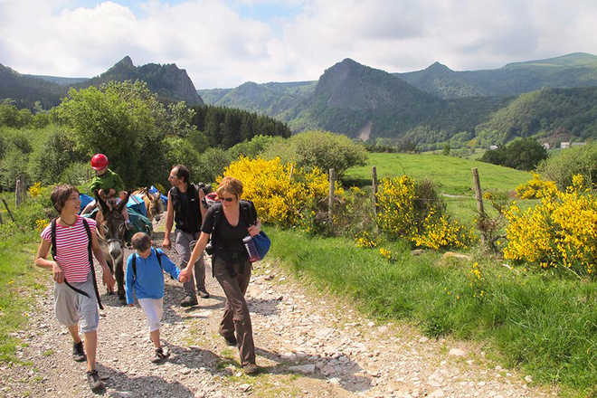 family hike with a donkey in Auvergne with Aluna Voyages