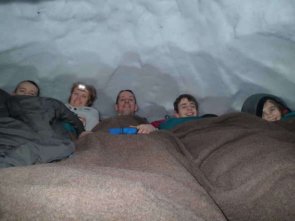 Groupe dans igloo  hivernal en France