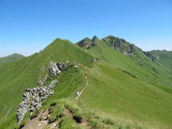 Hiking between lakes and volcanoes of Auvergne with Aluna Voyages