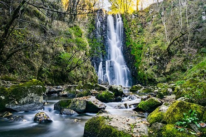 Cascade et ambiance hivernale