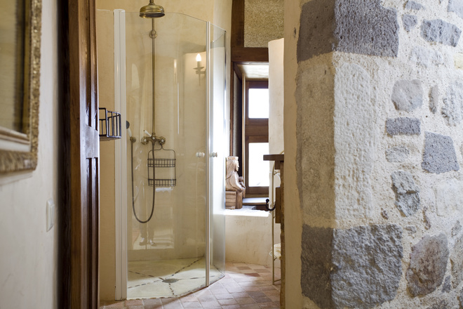 Salle de bain de la chambre templier au château en auvergne