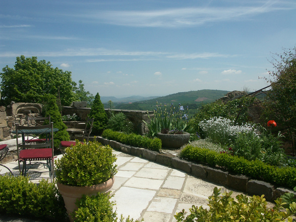 Terrasse du Château de Montaigut le blanc