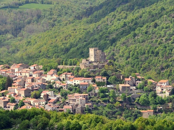 Village et chateau de Montaigut le blanc