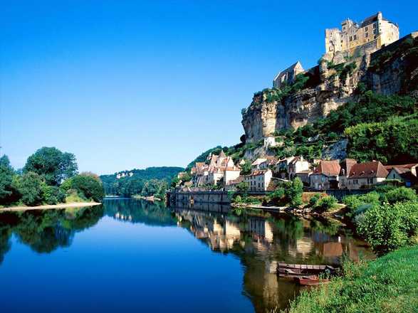 Hiking in the Dordogne with Aluna Voyages