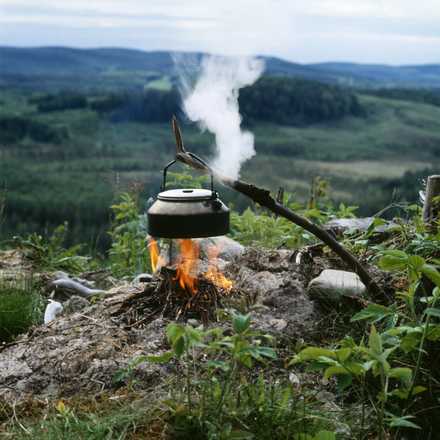 Thé au coin du feu dans la nature Suèdoise