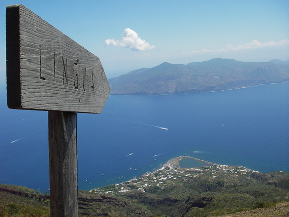 Free hiking in Lipari Islands with Aluna Voyages