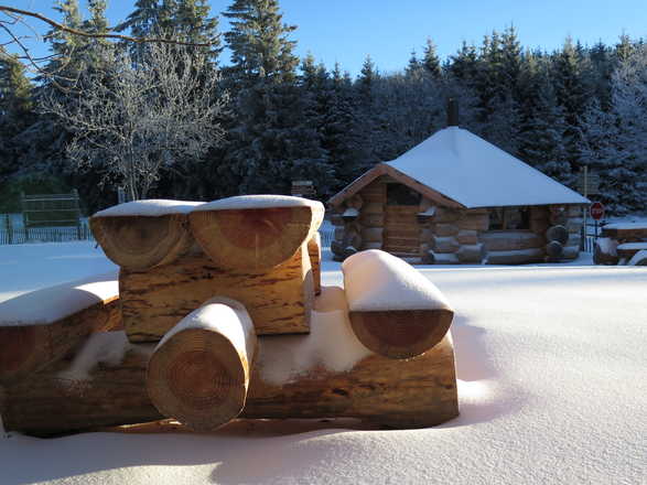 Cabane sous la neige en Auvergne