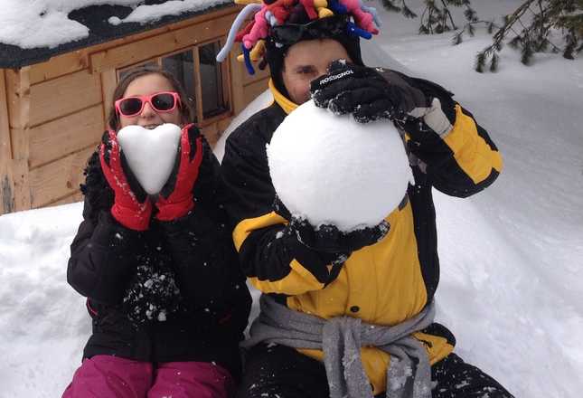 Familly journeys with snow shoes in Auvergne with Aluna Voyages