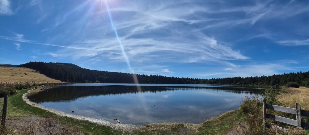 Randonnée accompagnée entre lacs et volcans d'Auvergne