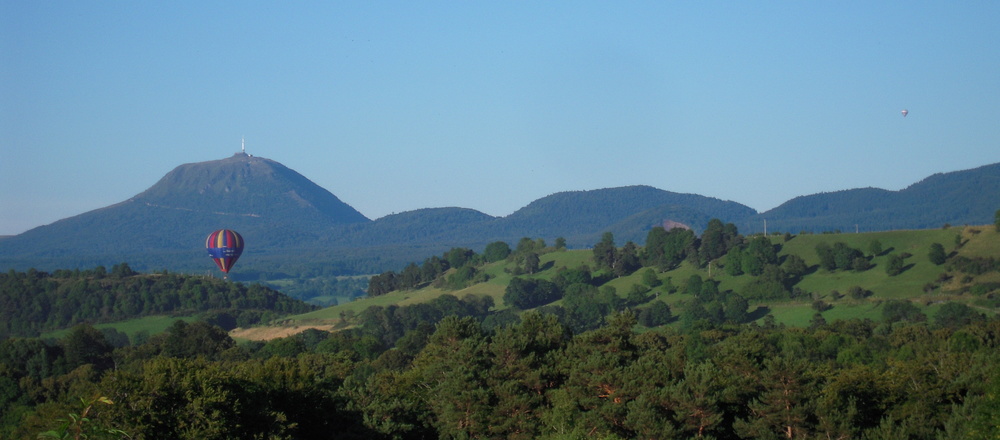 Hiking with a travel diary in Auvergne with Aluna Voyages