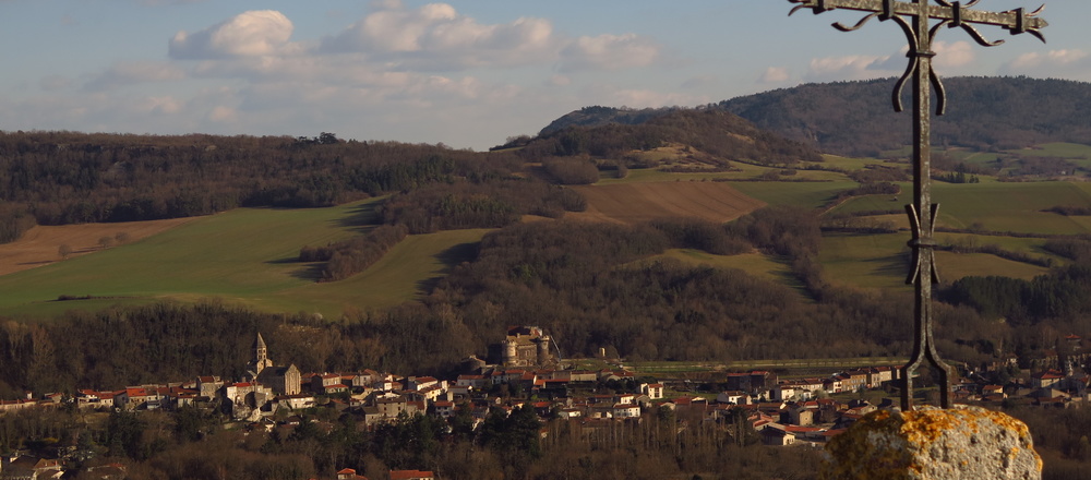Croix et village de St Saturnin