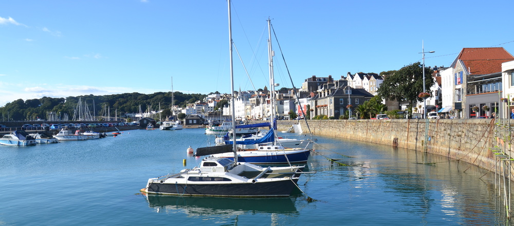petit port de guernesey en randonnée