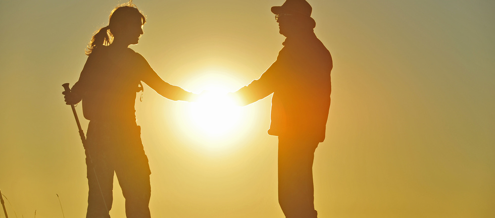 Randonneurs et couché de soleil