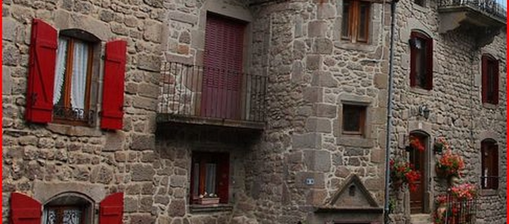 Hiking on the volcanoes of Auvergne with Aluna Voyages