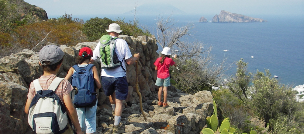 randonnée  sur le sentier côtier des  Île Eoliennes