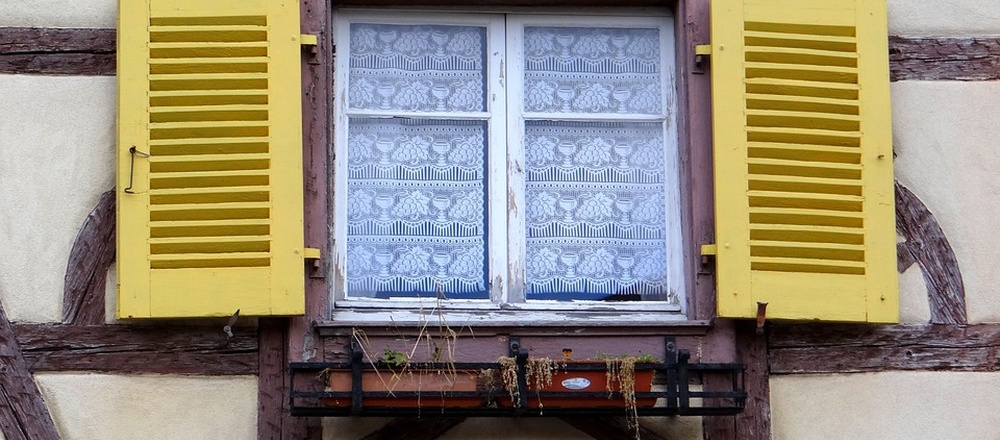 Fenêtre et colombage de village d'Alsace