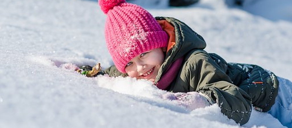 Jeu dans la neige avec les enfants