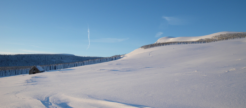 Neige et cabane sur le plateau du Vercors
