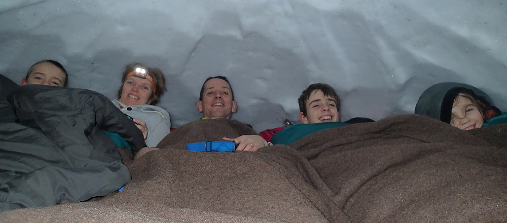 Groupe dans igloo  hivernal en France